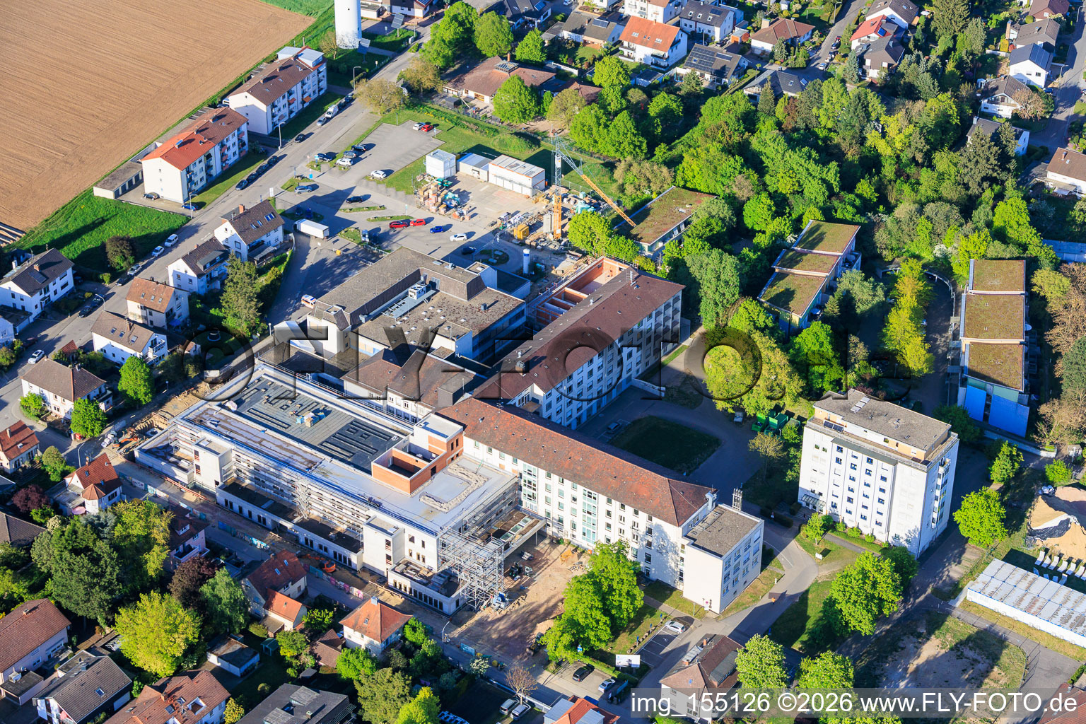 Baustelle für den NEUBAU der NOTAUFNAHME, INTENSIVMEDIZIN UND DIAGNOSTIKBEREICHE der Asklepios Südpfalzkliniken GmbH. Projektsteuerung: BPM Bau- und Projektmanagement Hart GmbH. BPM Architektur, Planung + Objektüberwachung: alsh sander hofrichter architekten GmbH Gesellschaft für Architektur und Generalplanung. Planungsbüro Noll GmbH , TGA-Planung / Heizung-Lüftung-Sanitär-Medizinische Gase-Gebäudeautomation, TGA-Planung / Stark- u. Schwachstromtechnische Anlagen / Fördertechnik: DE-Plan GmbH & Co. KG, Tragwerksplanung: ZPP Ingenieure AG, Freianlagen hofmann_röttgen Landschaftsarchitekten BDLA, Brandschutz: Rieser-Wessel Brandschutzsachverständige & Ingenieure PartG mbB und Bauphysik / Schallschutz-Akustik: Ingenieurbüro Seidel in Kandel im Bundesland Rheinland-Pfalz, Deutschland