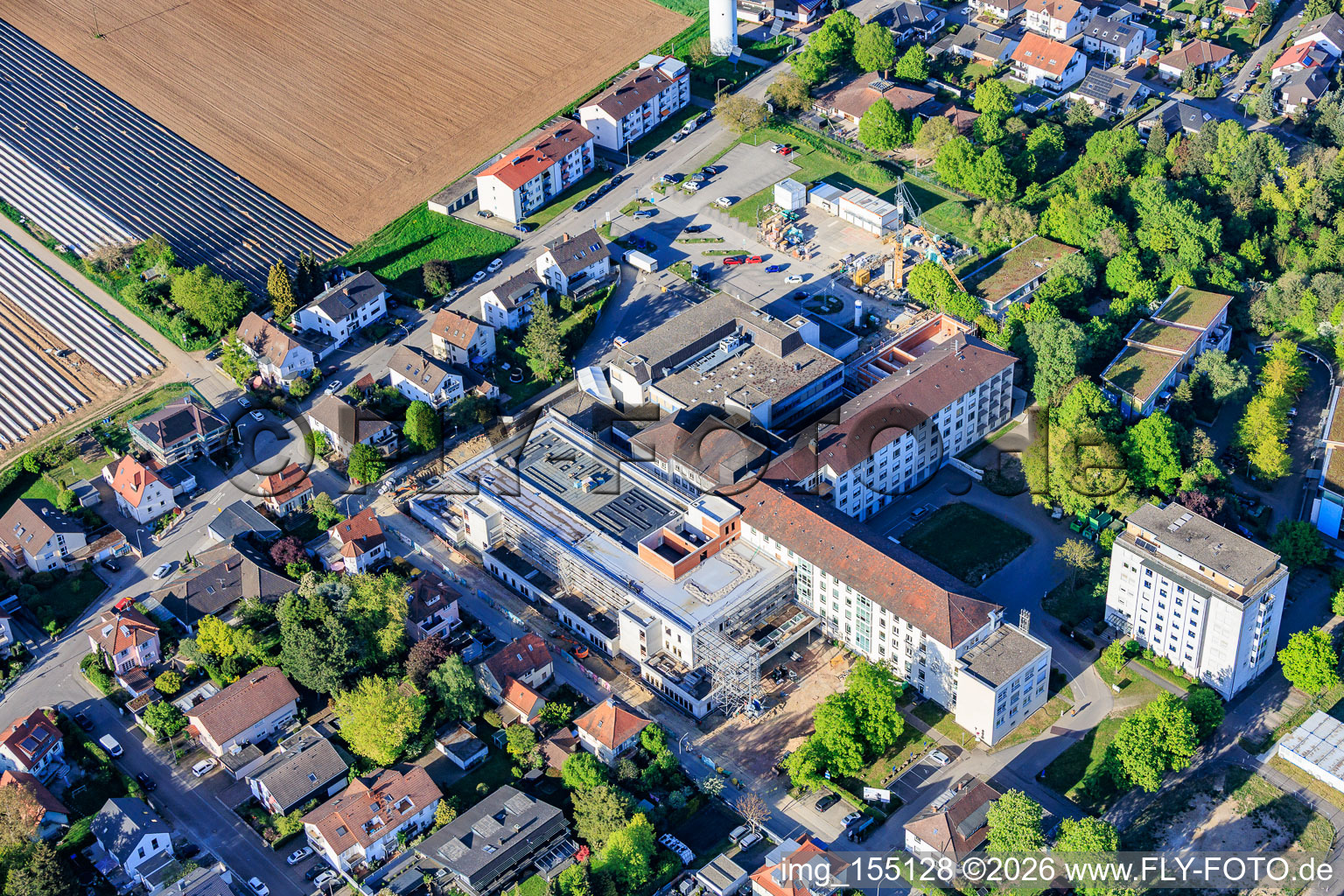 Baustelle für den NEUBAU der NOTAUFNAHME, INTENSIVMEDIZIN UND DIAGNOSTIKBEREICHE der Asklepios Südpfalzkliniken GmbH. Projektsteuerung: BPM Bau- und Projektmanagement Hart GmbH. BPM Architektur, Planung + Objektüberwachung: alsh sander hofrichter architekten GmbH Gesellschaft für Architektur und Generalplanung. Planungsbüro Noll GmbH , TGA-Planung / Heizung-Lüftung-Sanitär-Medizinische Gase-Gebäudeautomation, TGA-Planung / Stark- u. Schwachstromtechnische Anlagen / Fördertechnik: DE-Plan GmbH & Co. KG, Tragwerksplanung: ZPP Ingenieure AG, Freianlagen hofmann_röttgen Landschaftsarchitekten BDLA, Brandschutz: Rieser-Wessel Brandschutzsachverständige & Ingenieure PartG mbB und Bauphysik / Schallschutz-Akustik: Ingenieurbüro Seidel in Kandel im Bundesland Rheinland-Pfalz, Deutschland