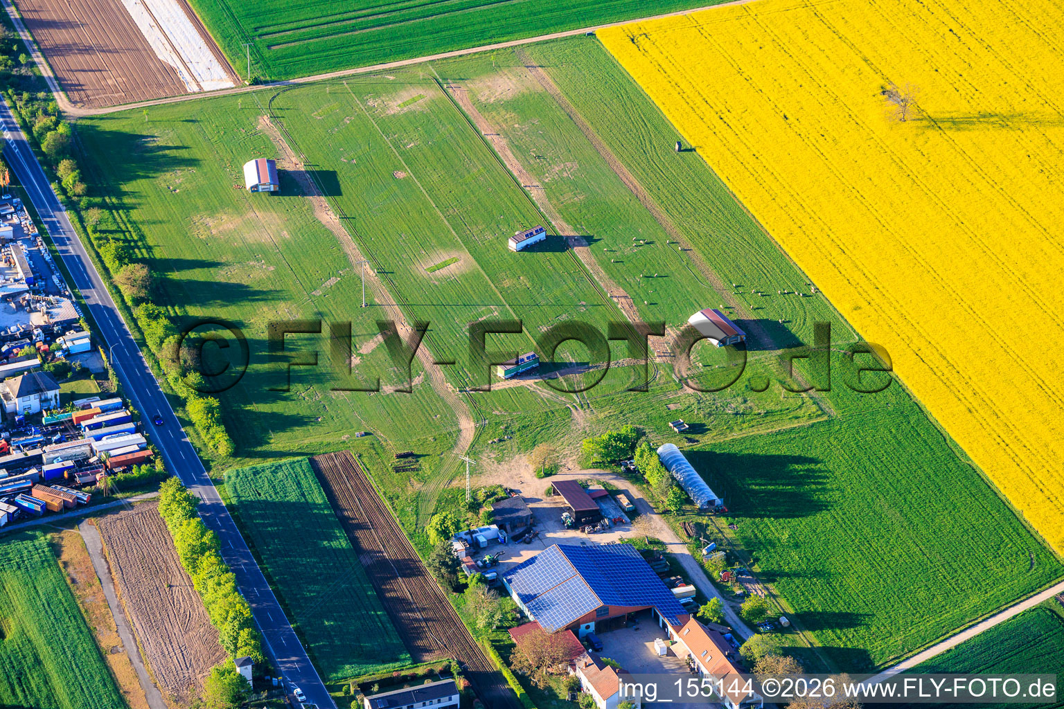 Mobile Hühnerställe für den Eierverkaufsautomat des Schmithof "im EIn Hofladen" in Lingenfeld im Bundesland Rheinland-Pfalz, Deutschland