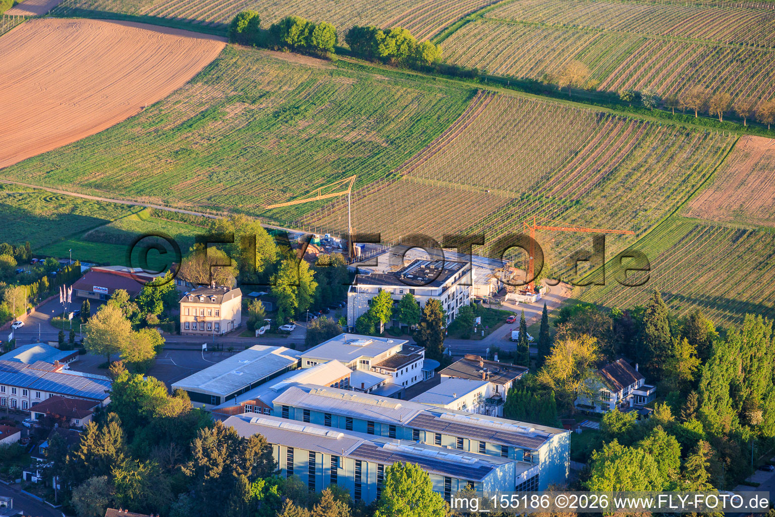 Wohnbaustelle an der Wollmesheimer Höhe in Landau in der Pfalz im Bundesland Rheinland-Pfalz, Deutschland