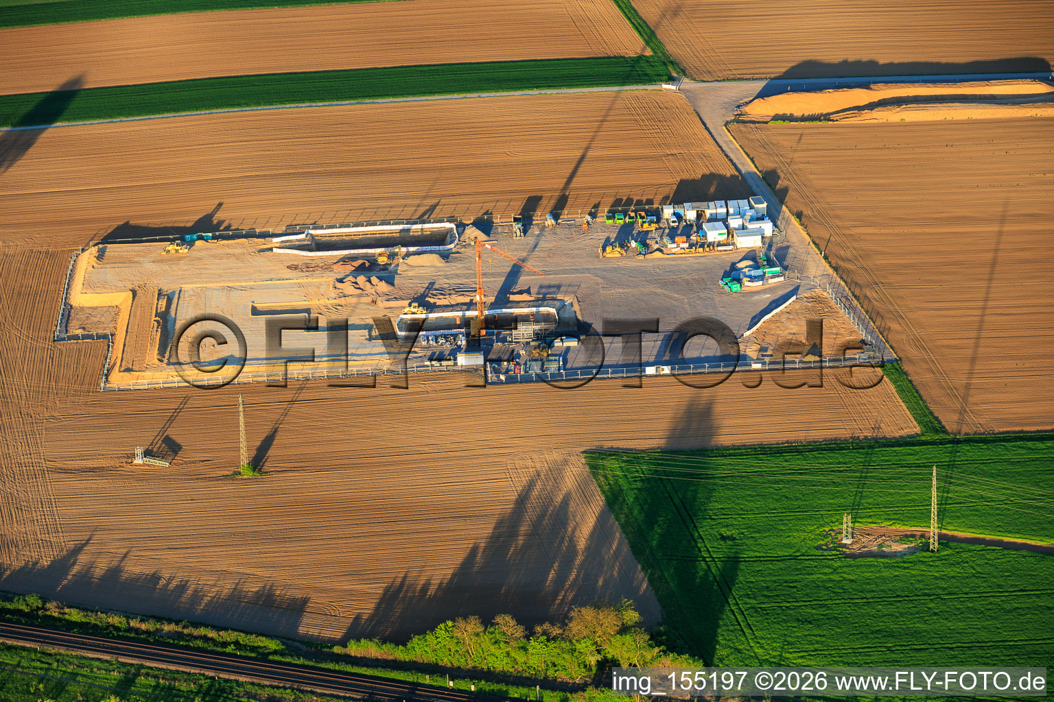 Baustelle des zweiten Tiefenbohrplatzes von Vulcan Energy zwischen Rohrbach und Insheim zur Förderung von Geothermie und Lithium im Bundesland Rheinland-Pfalz, Deutschland