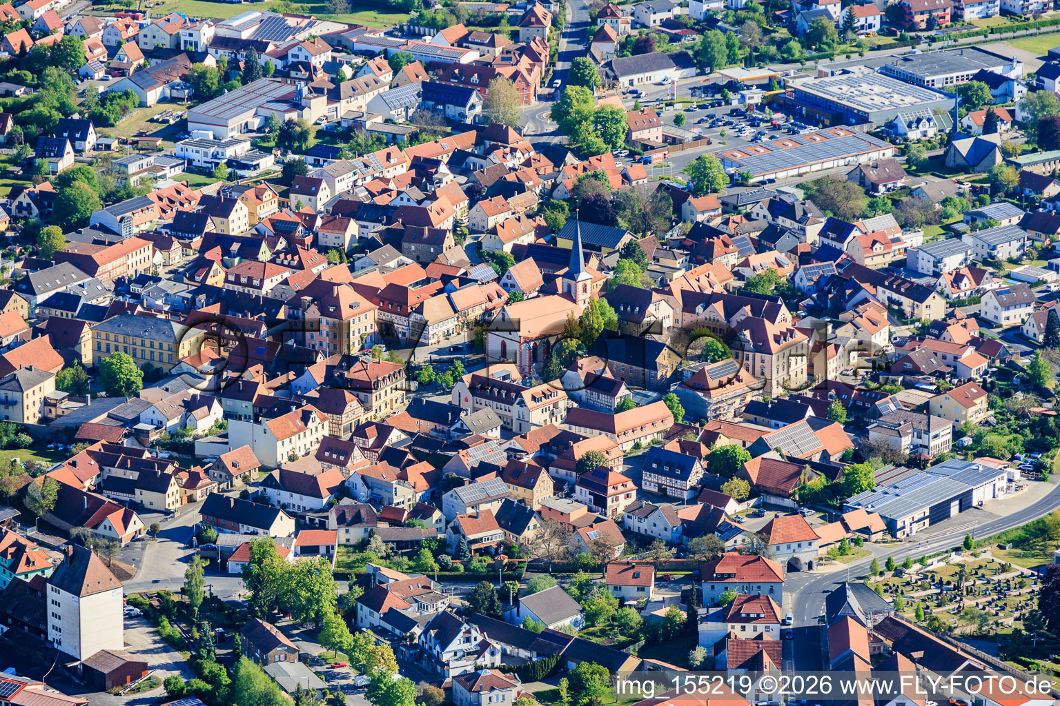 Marktplatz mit Stadtpfarrkirche St. Johannes der Täufer in Hofheim in Unterfranken im Bundesland Bayern, Deutschland