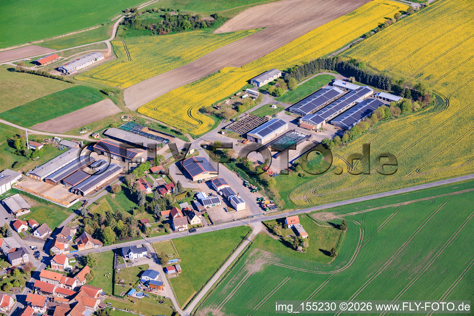 Gebäude und Hallen der Bäuerliche Produktion u. Absatz AG im Ortsteil Hellingen in Heldburg im Bundesland Thüringen, Deutschland