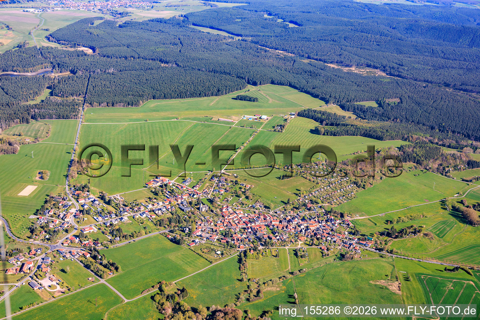 Ortsansicht aus Süden diesseits des Flugplatzes Pennewitz in Ilmenau im Bundesland Thüringen, Deutschland