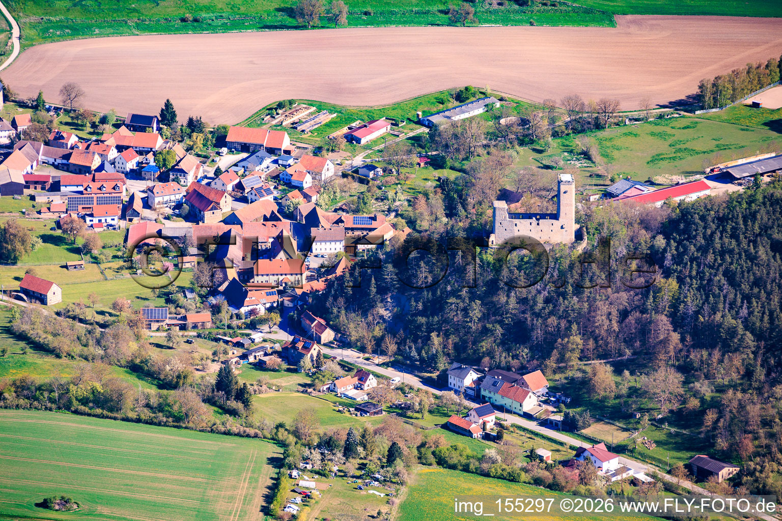 Dorfansicht aus Süden mit Burgruine Ehrenstein in Stadtilm im Bundesland Thüringen, Deutschland