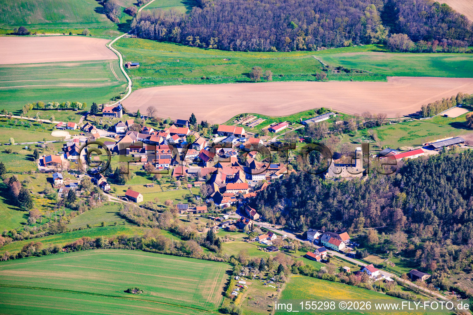 Dorfansicht aus Süden mit Burgruine Ehrenstein in Stadtilm im Bundesland Thüringen, Deutschland