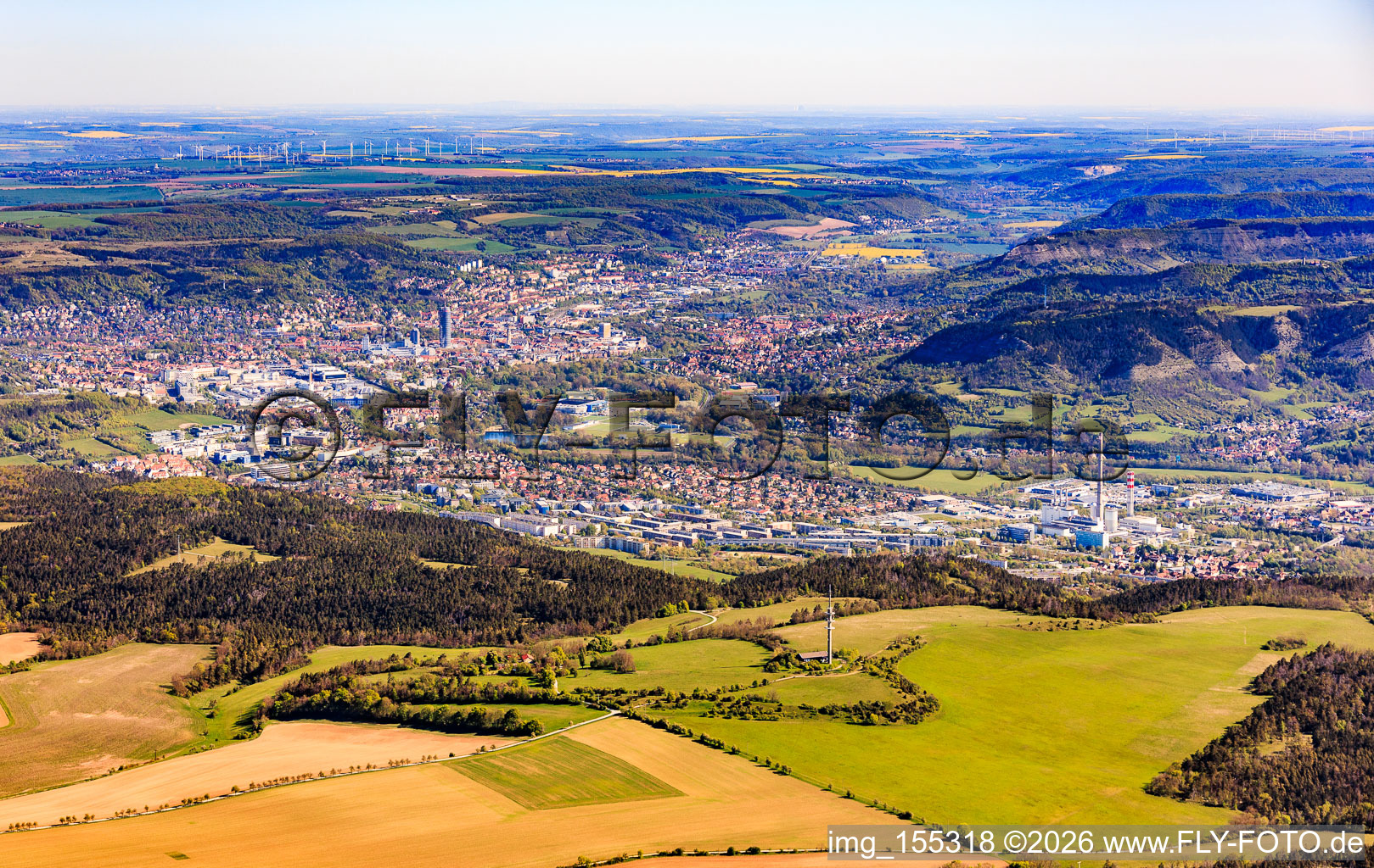 Stadtansicht aus Süden mit Funkturm Oßmaritz im Ortsteil Winzerla in Jena im Bundesland Thüringen, Deutschland
