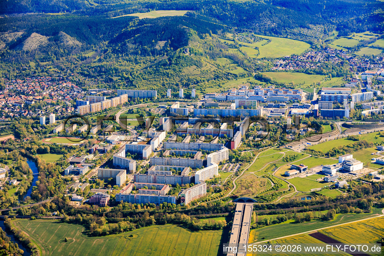 Tunnel der A4 unter der Plattenbausiedlung aus Südwesten und EVER Pharma Jena GmbH im Ortsteil Neulobeda im Bundesland Thüringen, Deutschland