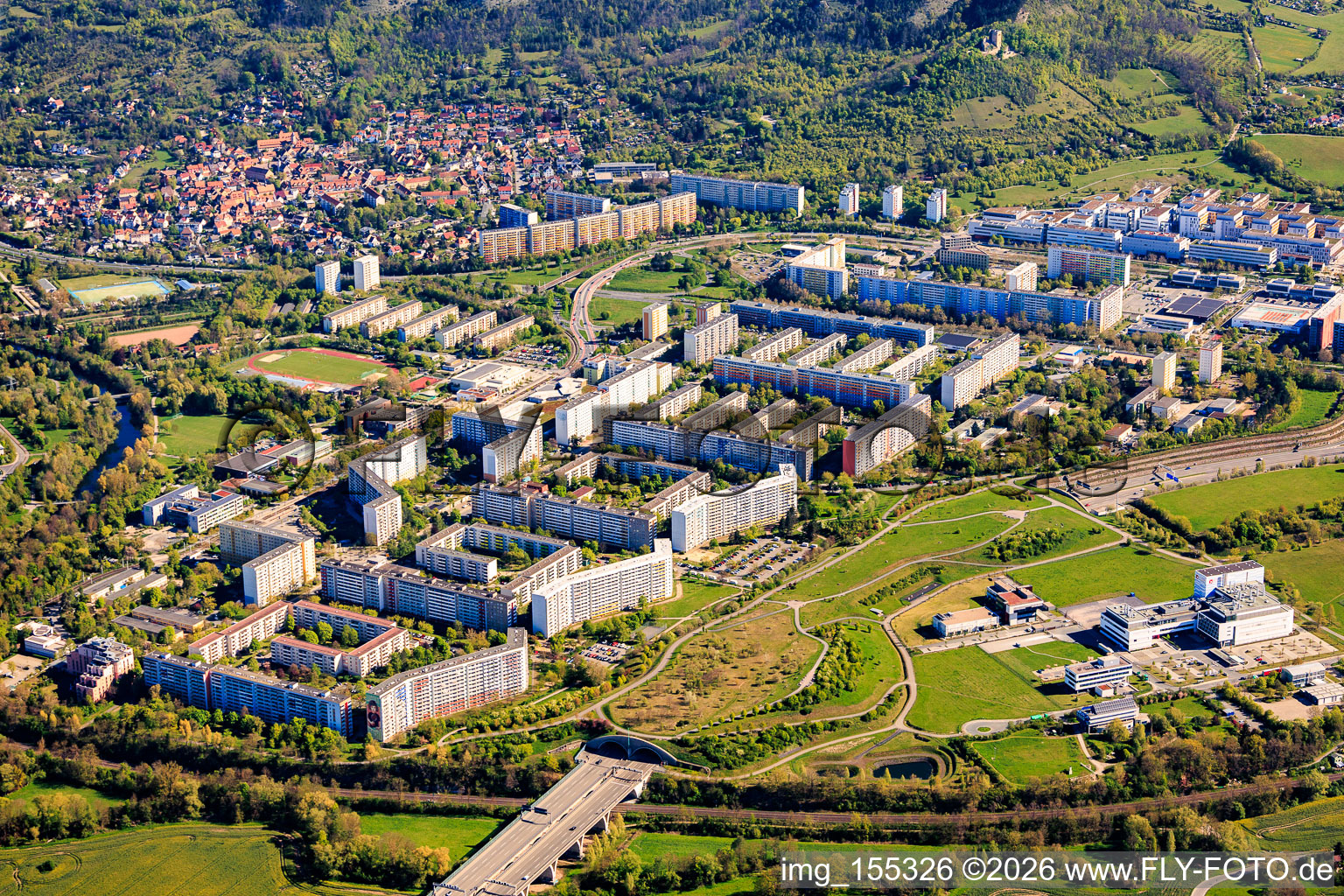 Tunnel der A4 unter der Plattenbausiedlung aus Südwesten und EVER Pharma Jena GmbH im Ortsteil Neulobeda im Bundesland Thüringen, Deutschland