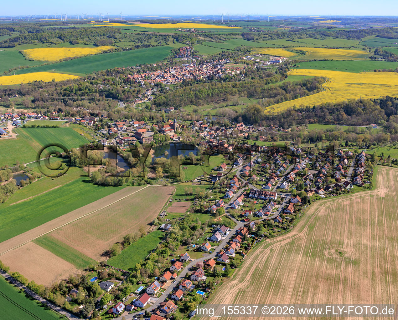 Ortsansicht von Süden mit Klosterteich im Ortsteil Thalbürgel in Bürgel im Bundesland Thüringen, Deutschland
