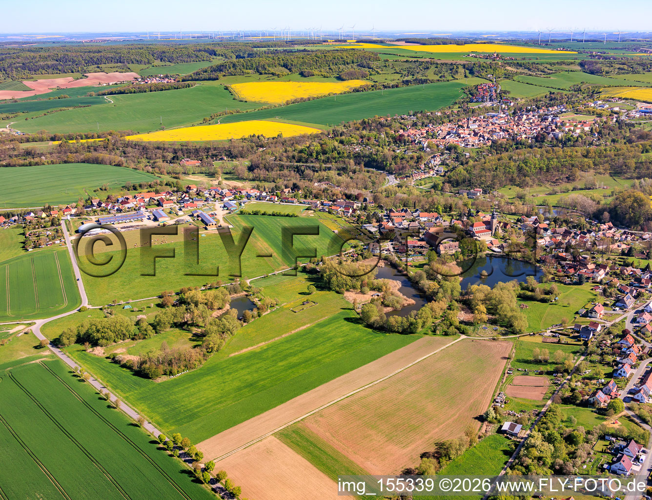 Ortsansicht von Süden mit Klosterteich im Ortsteil Thalbürgel in Bürgel im Bundesland Thüringen, Deutschland