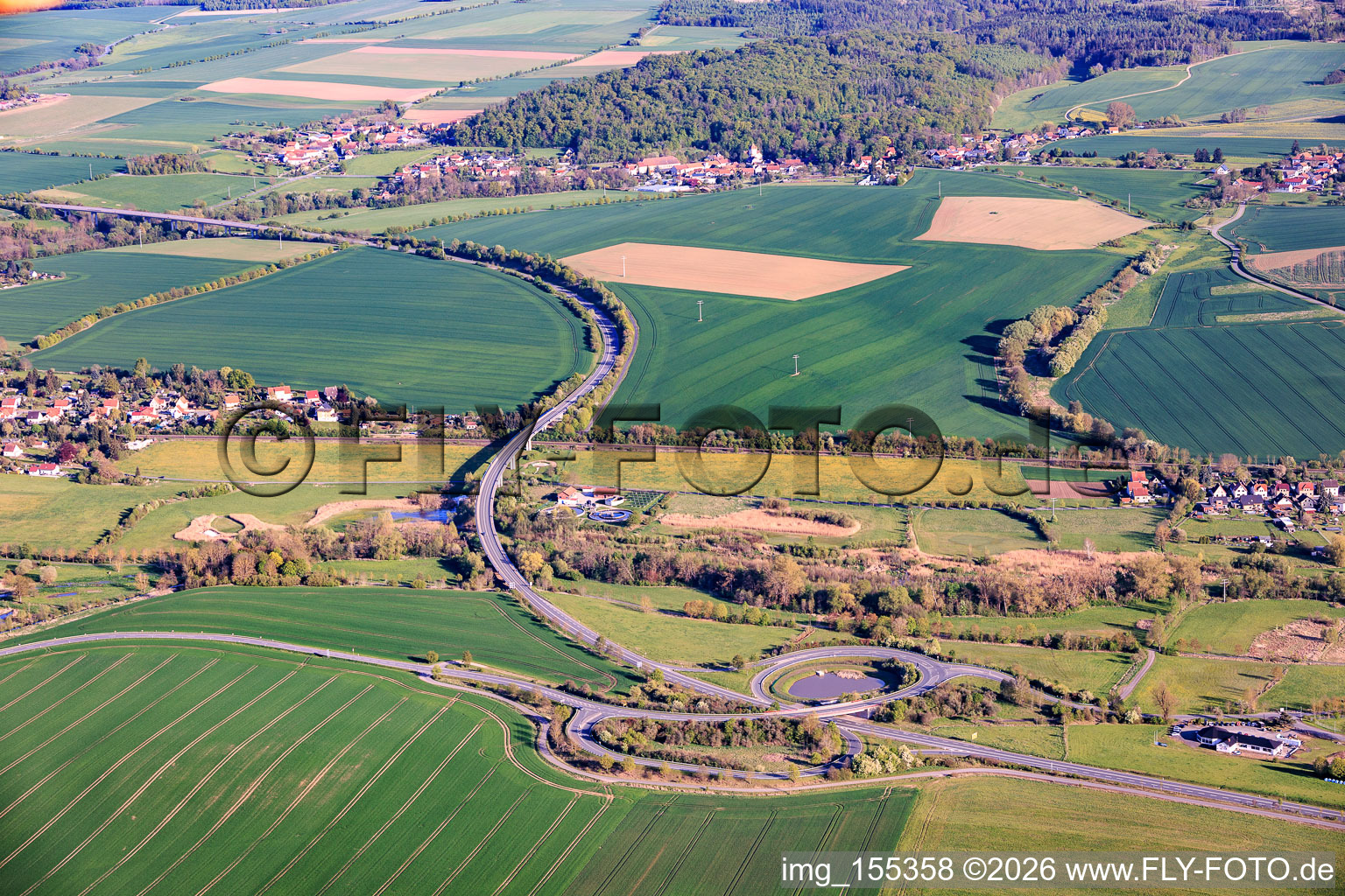 B281 Ausfahrt Neustadt an der Orla mit Biotop im Ortsteil Neunhofen im Bundesland Thüringen, Deutschland