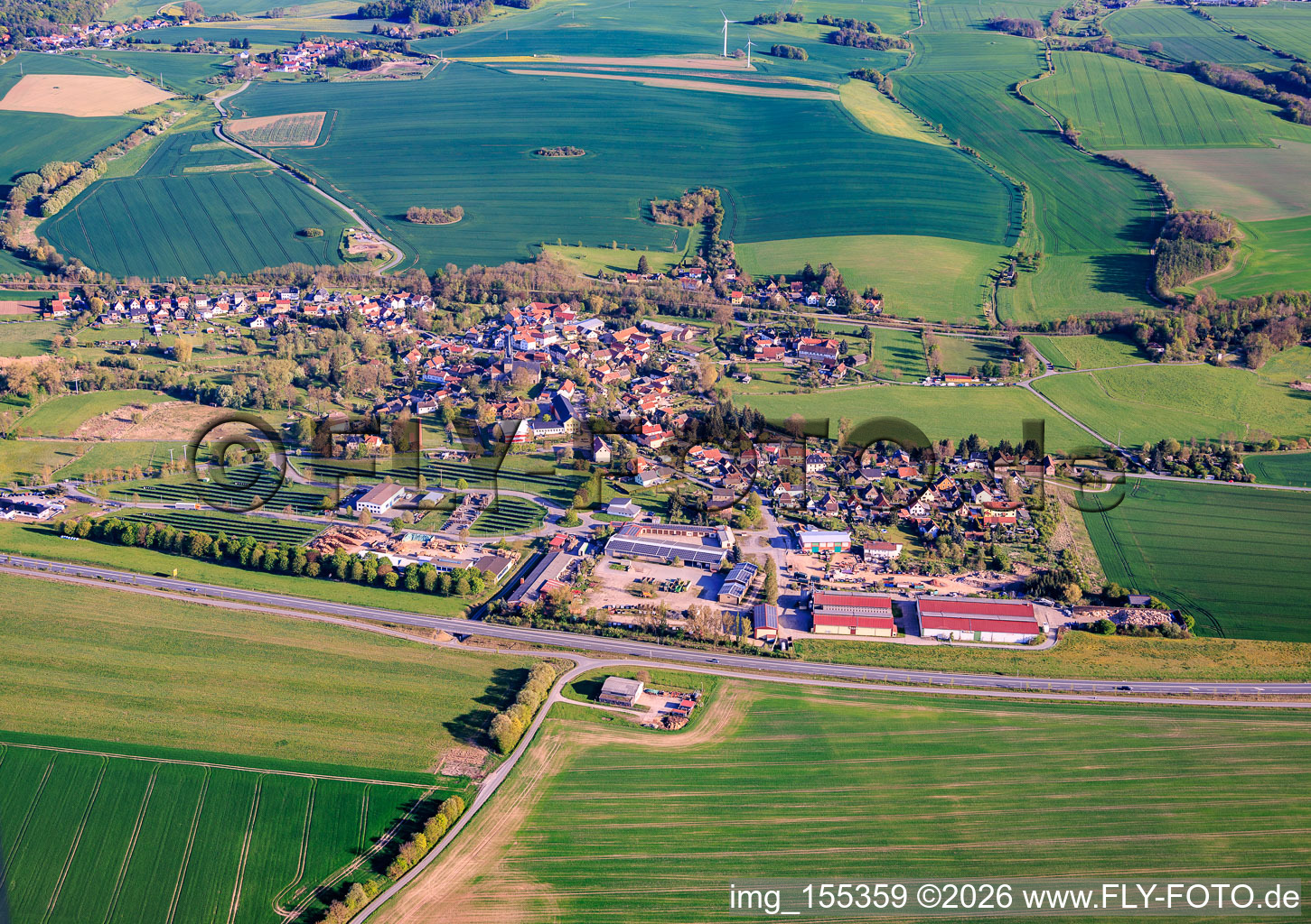 Dorfansicht von Norden jneseits der B281 mit REMONDIS Mitteldeutschland GmbH Niederlassung Neunhofen und Wood Manufacturing Group Inc. Palettenbau in Neustadt an der Orla im Bundesland Thüringen, Deutschland