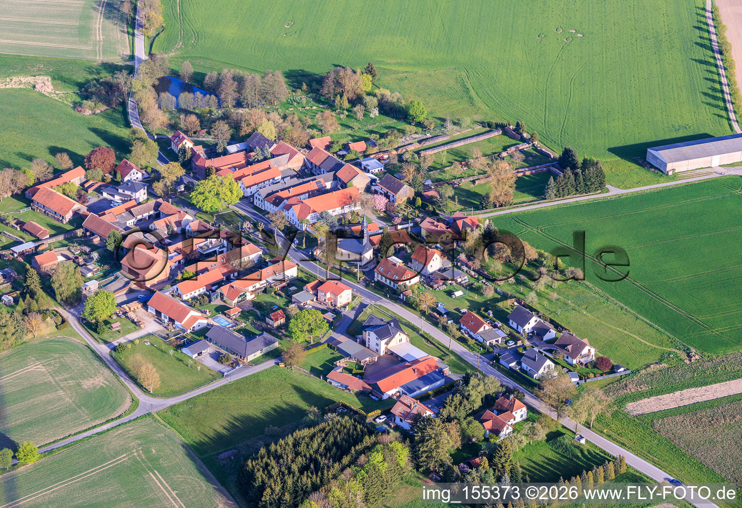 Dorfansicht mit Dorfkirche aus Westen im Ortsteil Bahren in Peuschen im Bundesland Thüringen, Deutschland