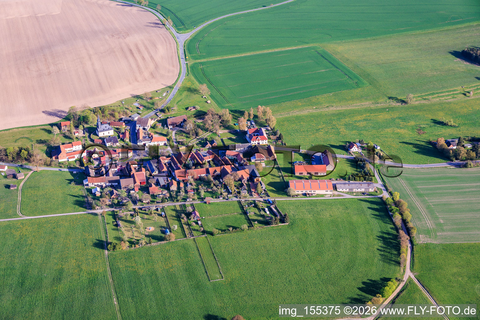 Dorfansicht mit Dorfkirche St. Martin aus Nordwesten in Moxa im Bundesland Thüringen, Deutschland