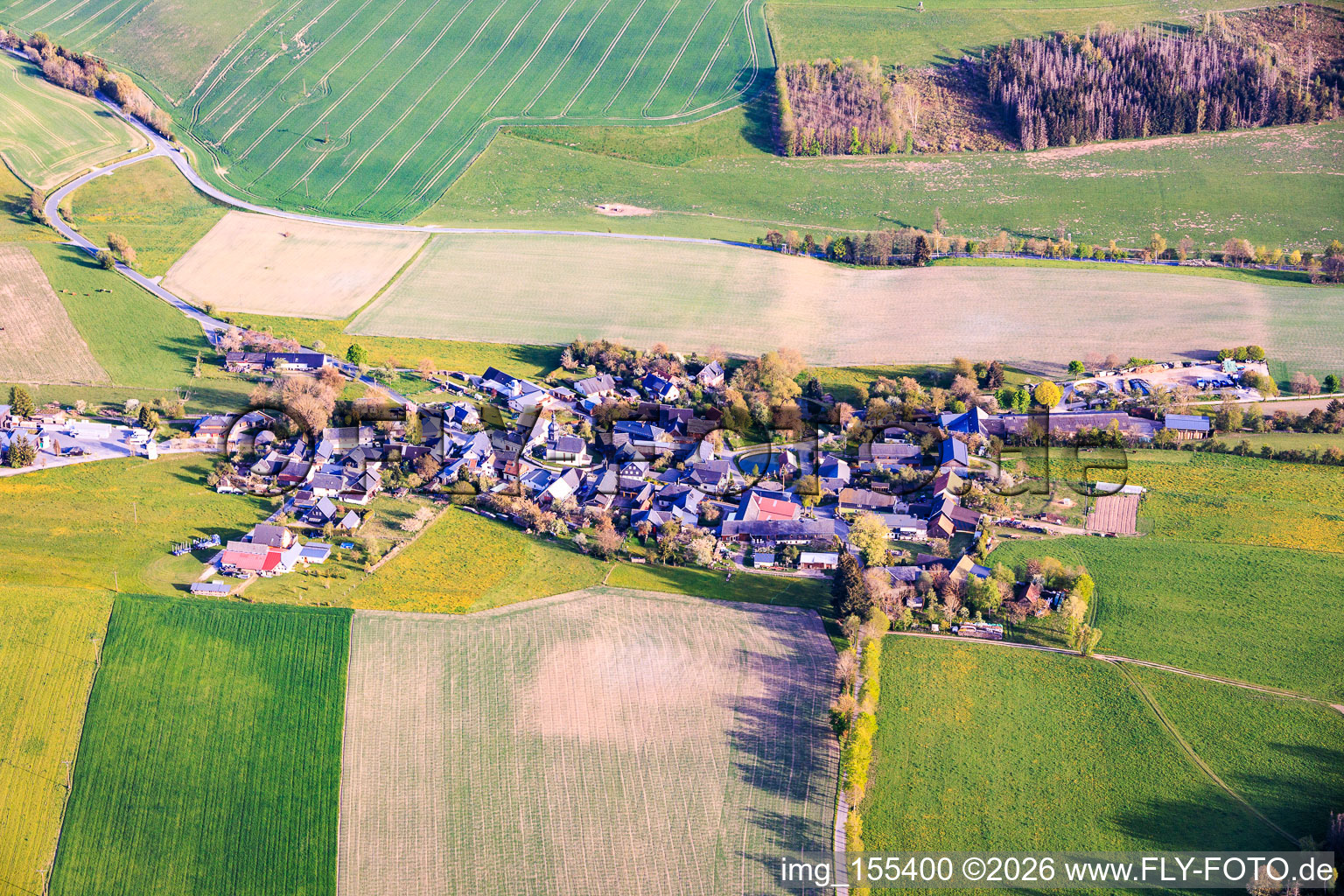 Dorfansicht aus Norden mit rundem Dorfteich und Kirche St. Mauritius im Ortsteil Burglemnitz in Remptendorf im Bundesland Thüringen, Deutschland