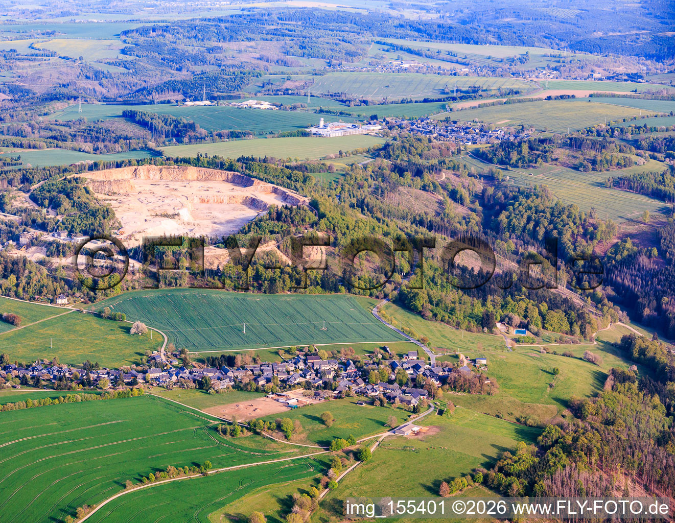 Dorfansicht aus Nordwesten vor dem Steinbruch der Granitwerk Fischer GmbH & Co. KG im Ortsteil Weitisberga in Wurzbach im Bundesland Thüringen, Deutschland