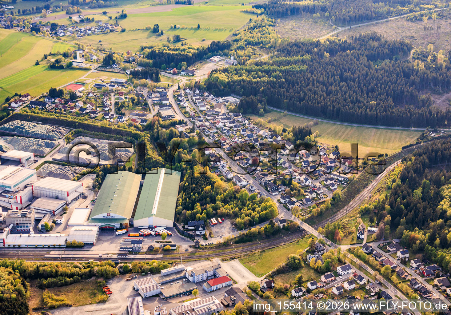 Ortsansicht aus Osten mit Wiegand-Glashüttenwerke GmbH und Bayerische Flaschen-Glashüttenwerke Vertriebs-GmbH in Steinbach am Wald im Bundesland Bayern, Deutschland