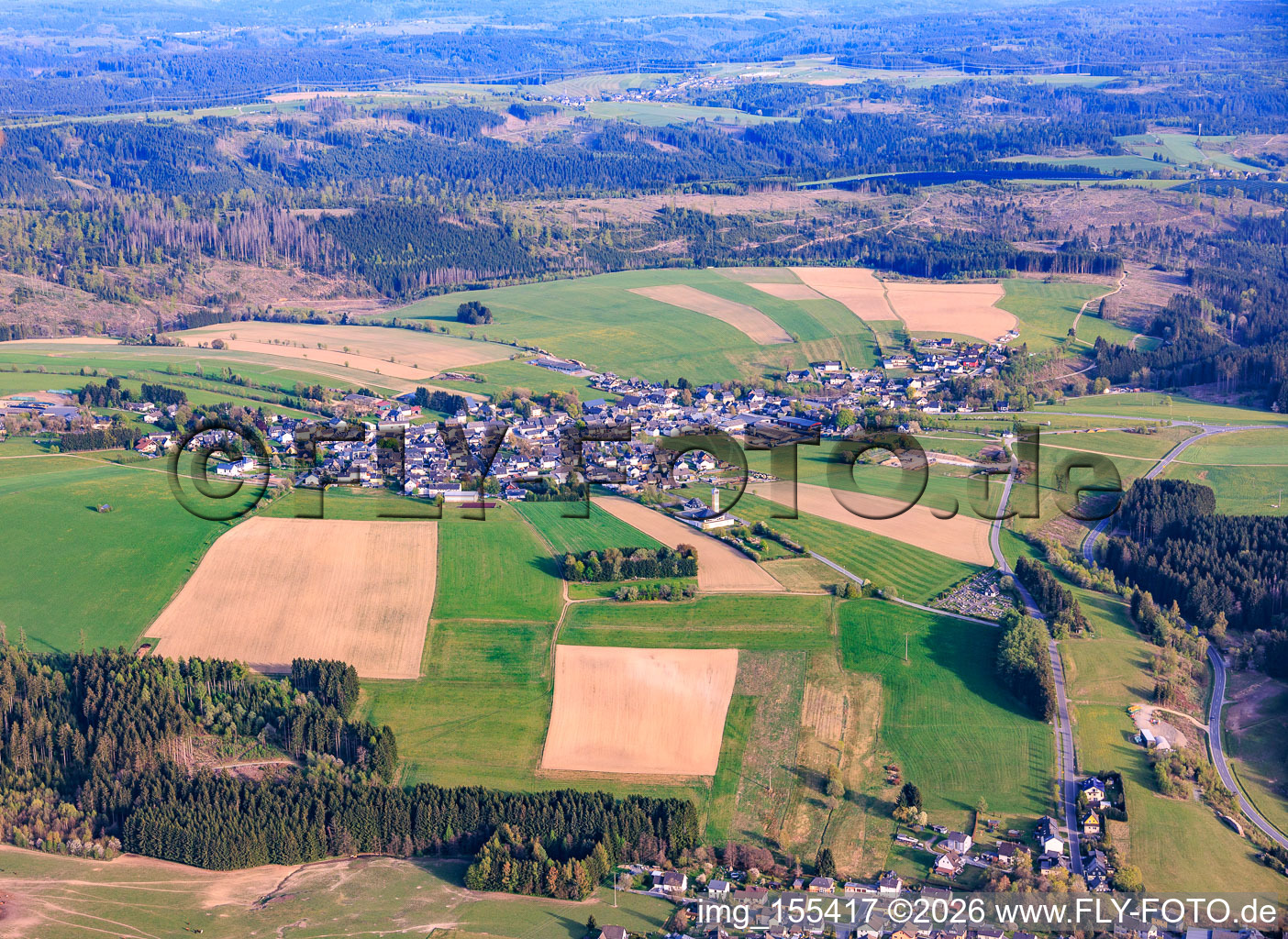 Dorfansicht aus Nordwesten mit Kirche St. Michael in Reichenbach im Bundesland Bayern, Deutschland