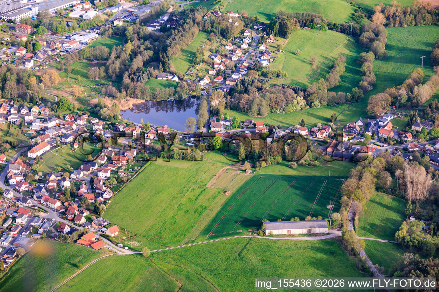 Dorfansicht mit herzförmigem Mühlteich aus Norden im Ortsteil Schierschnitz in Föritztal im Bundesland Thüringen, Deutschland