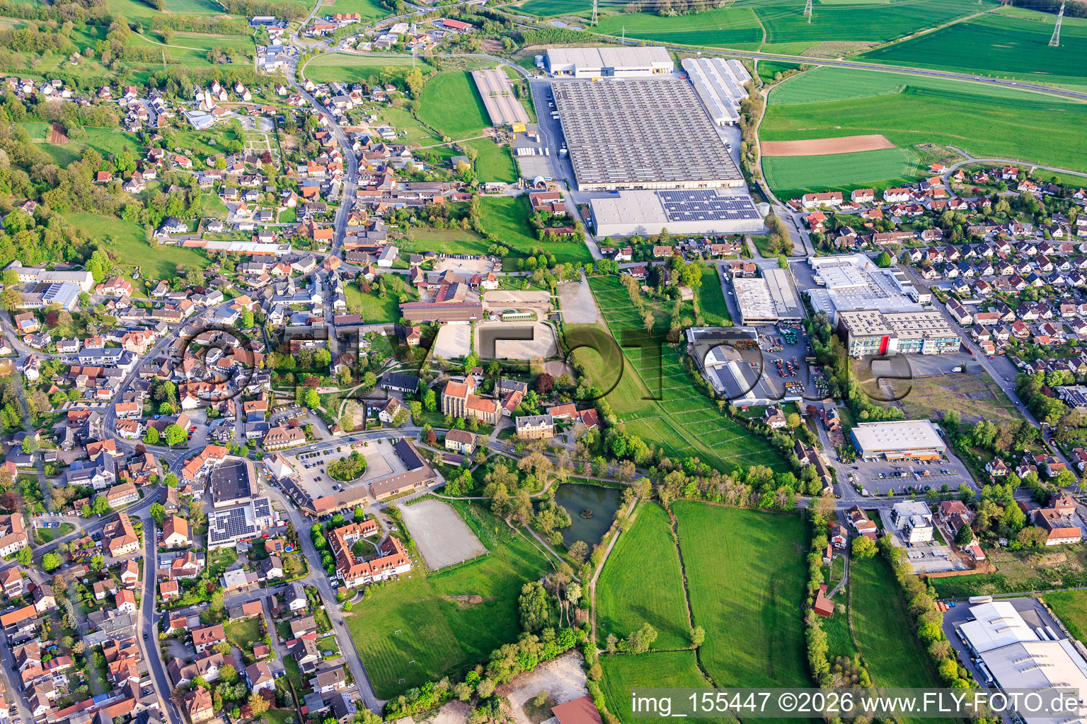 Ortsübersicht aus Westen mit Maschinen-Grupp GmbH - Standort Sonnefeld im Bundesland Bayern, Deutschland