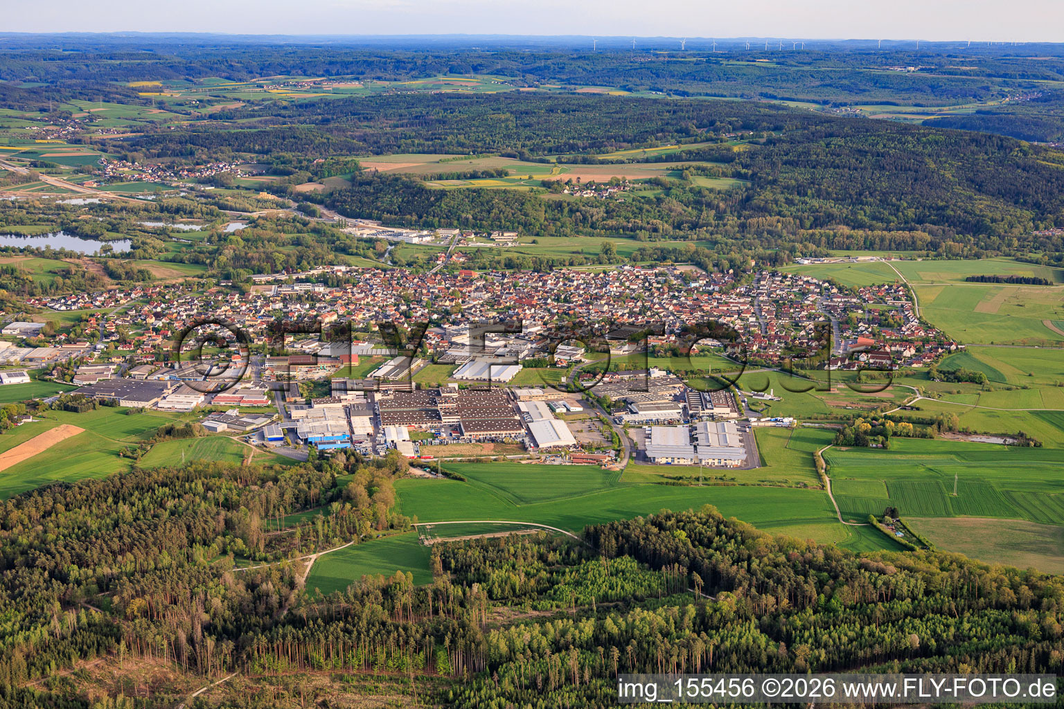 Ortsansicht aus Norden mit Gewerbegebiet Nord und SMIA Technology Germany GmbH, Metob Beschichtungen GmbH und Koinor Polstermöbel GmbH & Co. KG in Michelau in Oberfranken im Bundesland Bayern, Deutschland