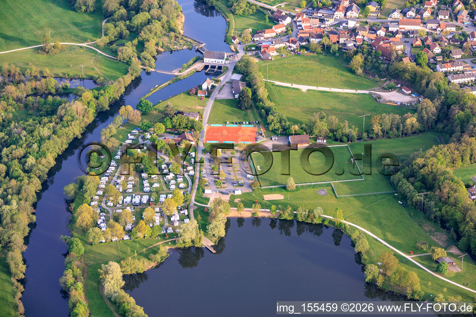 Maincamping Lichtenfels am Badesee Oberwallenstadt und Sportplätze des DJK Franken Lichtenfels an der Furt im Main des Wasserkraftwerk Oberwallenstadt im Bundesland Bayern, Deutschland