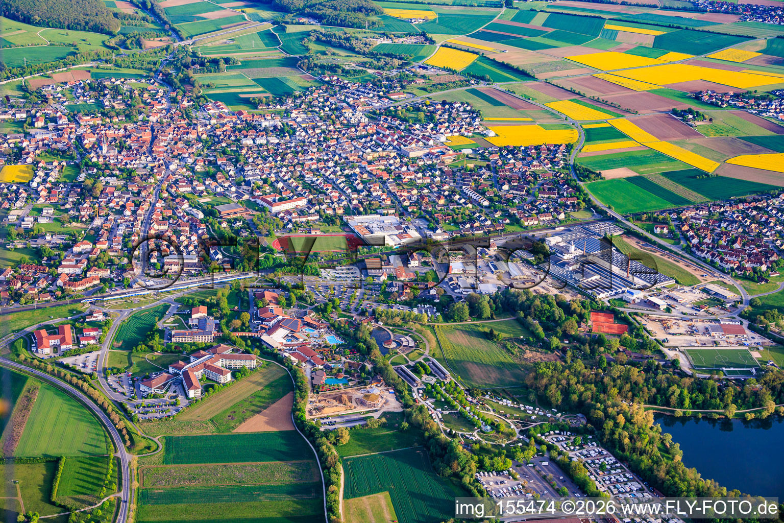 Kurstadtansicht aus Norden mit Gewerbegebiet Staffelstein-West und Goebel Porzellan GmbH sowie Kurpark mit Seebühne, Obermain Therme und Schön Klinik Bad Staffelstein im Bundesland Bayern, Deutschland