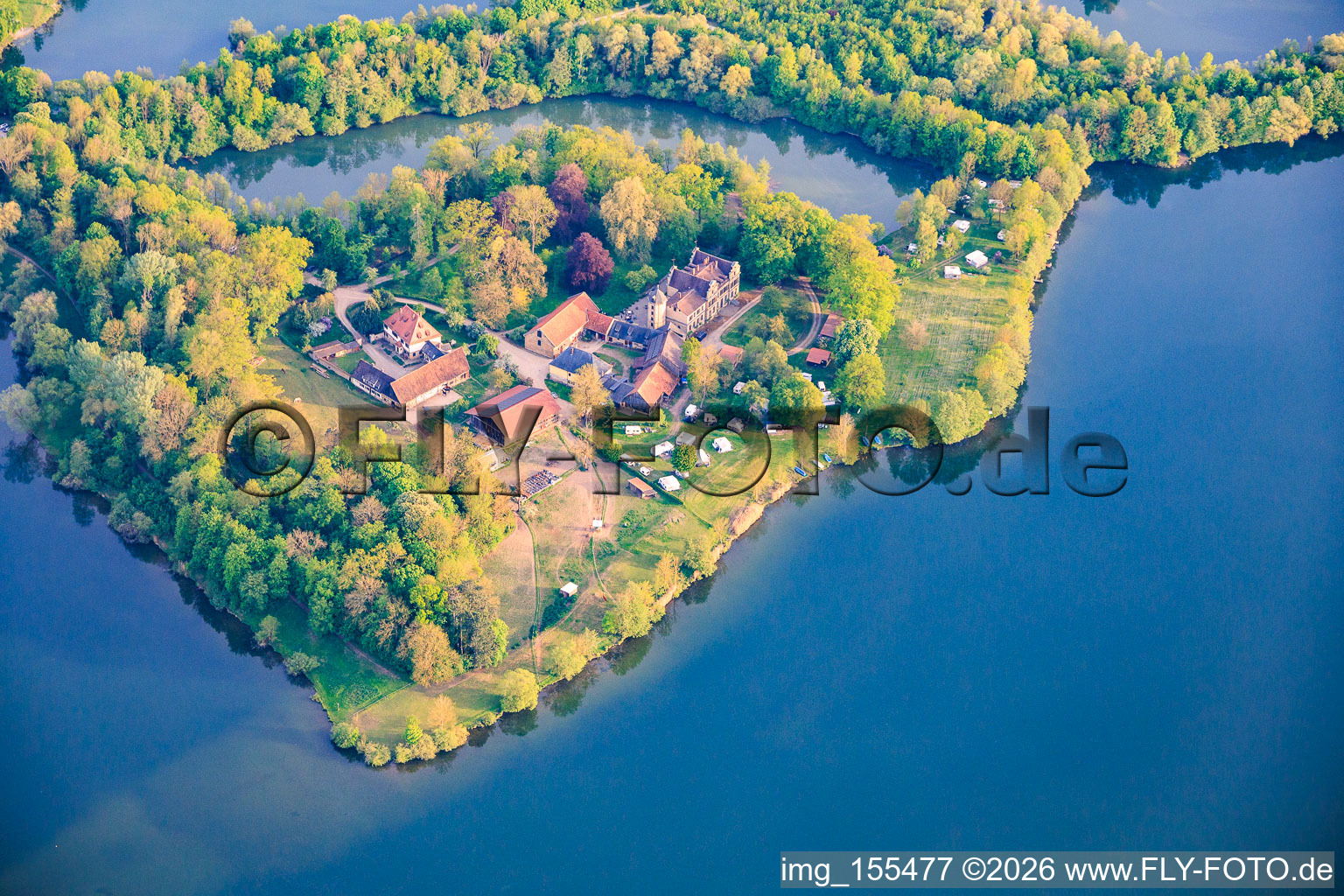 Schloss Oberau im Mittelsee und Segel und Motorbootschule Oberau - Werner Dorbert in Bad Staffelstein im Bundesland Bayern, Deutschland