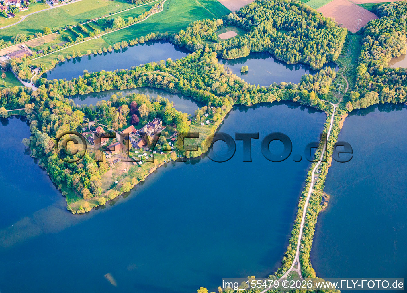 Schloss Oberau im Mittelsee und Segel und Motorbootschule Oberau - Werner Dorbert in Bad Staffelstein im Bundesland Bayern, Deutschland