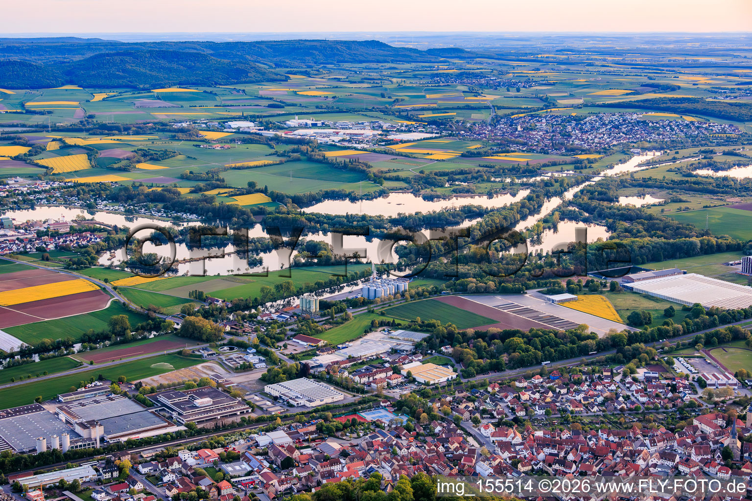 Ortsansicht am Main mit Gewerbegebiet Zuckergelände, Hafen Zeil Gmbh, infire GmbH und MSG Knetzgauer Bucht in Zeil am Main im Bundesland Bayern, Deutschland