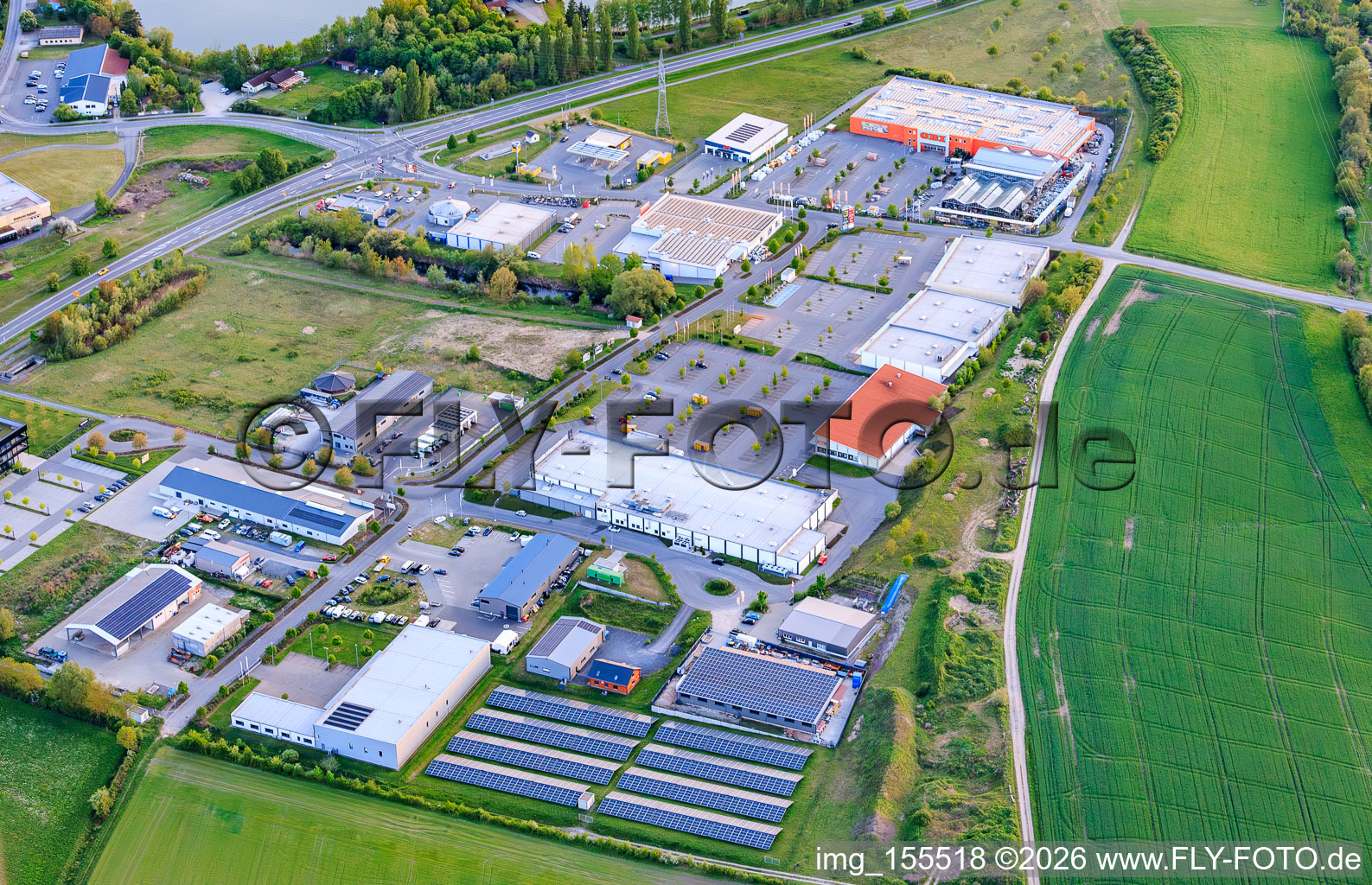 Gewerbegebiet Haßfurt-Ost Robert-Bosch-Straße mit RENO, OBI und E center Frischemarkt Meyer im Ortsteil Kleinaugsfeld im Bundesland Bayern, Deutschland