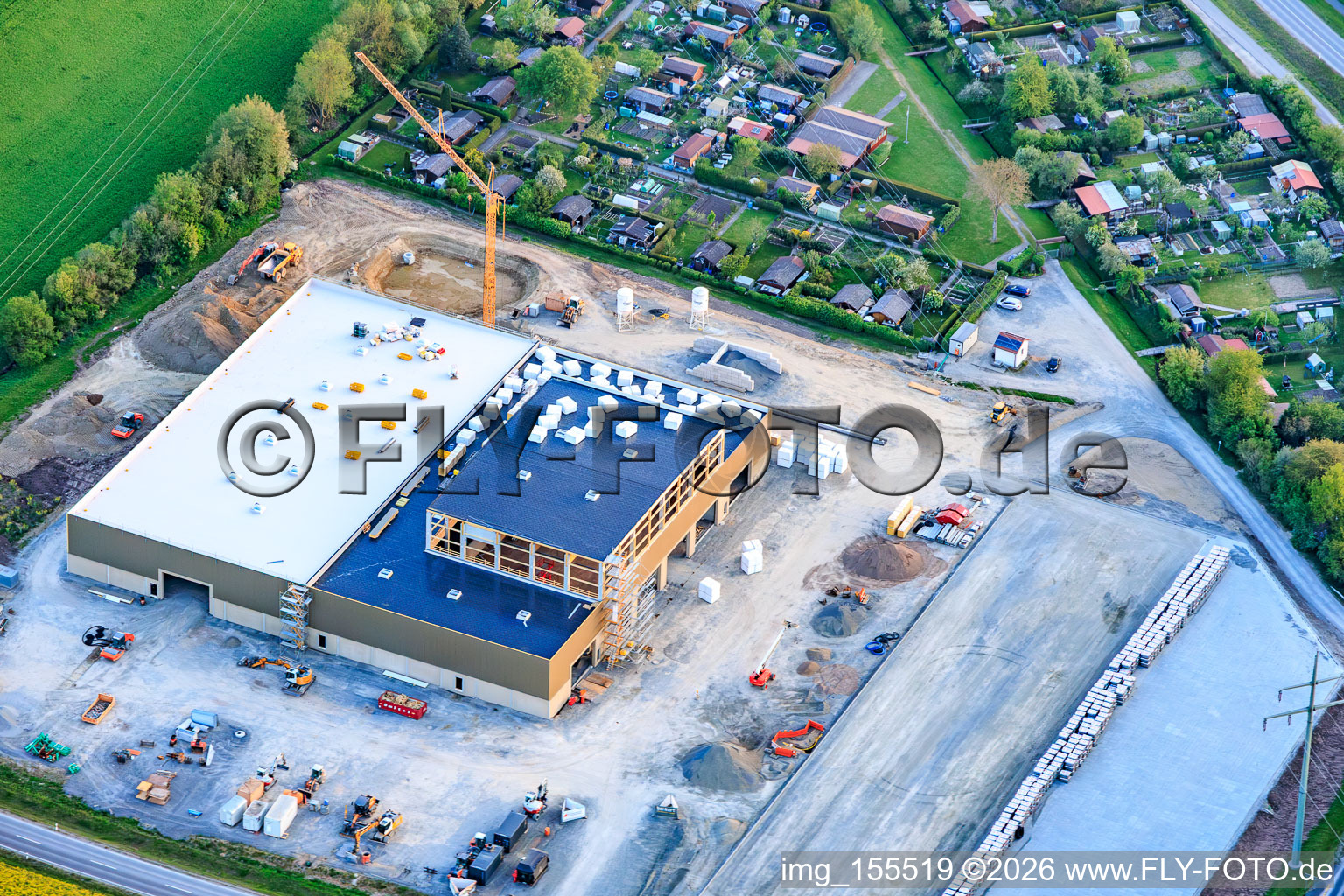 Neubaustelle der Firma Benkert Dachbegrünung GmbH & Co. KG zwischen der Prappacher Straße und dem Gewerbegebiet Godelstatt für Halle und Bürogebäude beim Kleingartenverein Hassfurt e.V im Ortsteil Kleinaugsfeld in Haßfurt im Bundesland Bayern, Deutschland