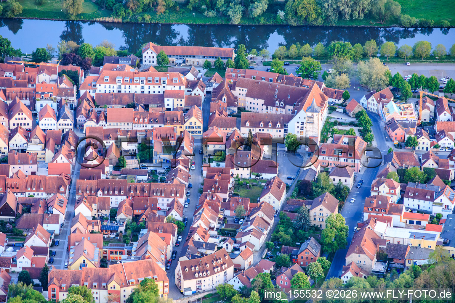 Historische Altstadt am Mainufer mit Promenade von Norden in Haßfurt im Bundesland Bayern, Deutschland