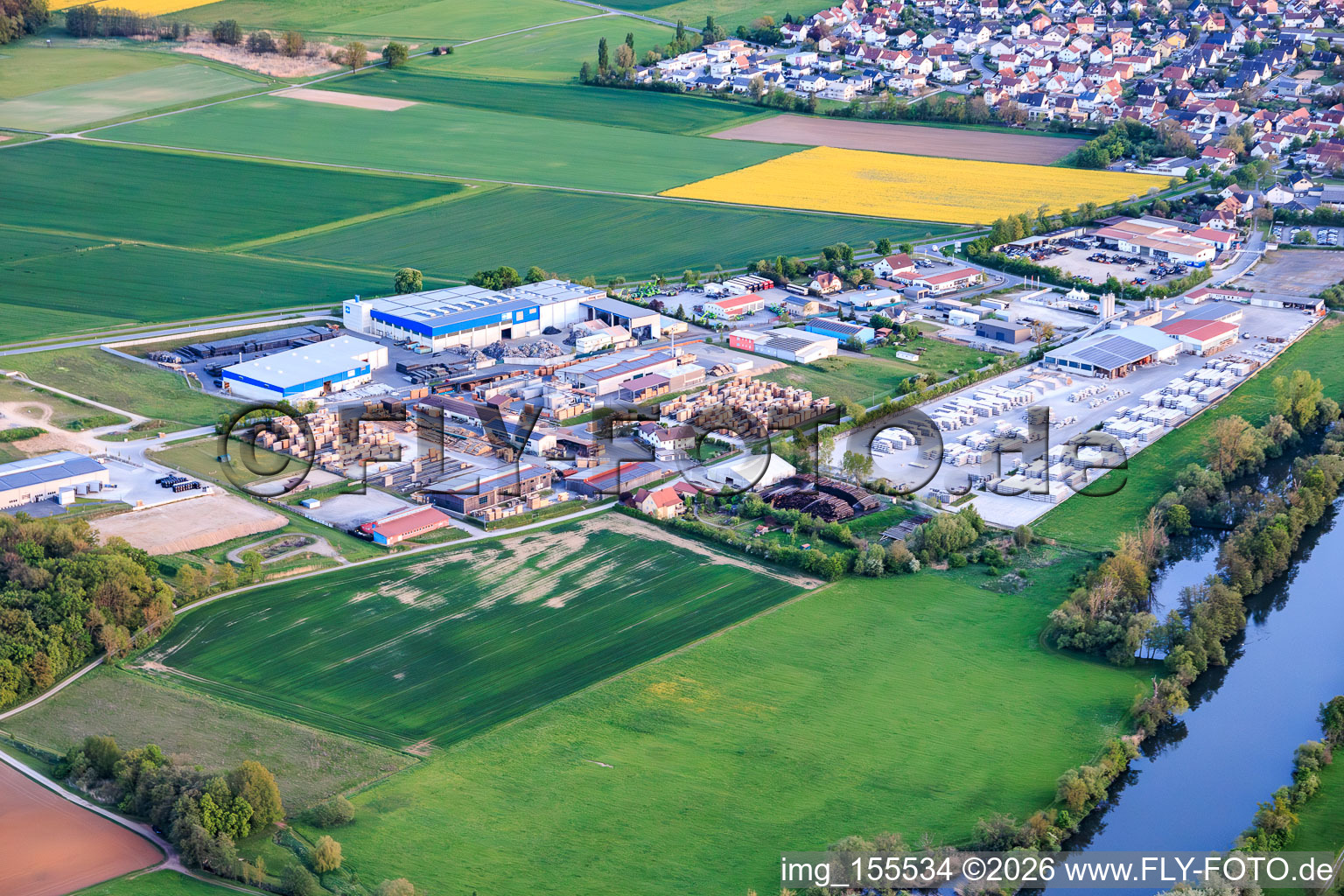 Gewerbegebiet am Mainufer mit Sägewerk Reitz GmbH und Betonwerk GODELMANN GmbH & Co. KG in Wonfurt im Bundesland Bayern, Deutschland