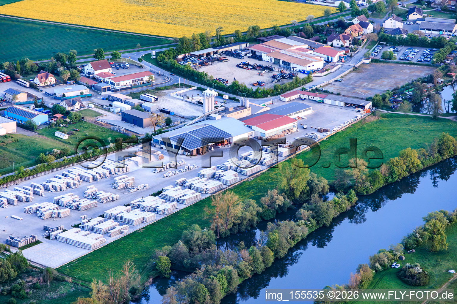Gewerbegebiet am Mainufer mit Betonwerk GODELMANN GmbH & Co. KG in Wonfurt im Bundesland Bayern, Deutschland