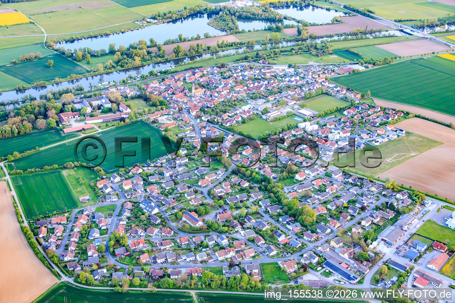 Dorfübersicht von Norden am Mainufer im Ortsteil Obertheres in Theres im Bundesland Bayern, Deutschland