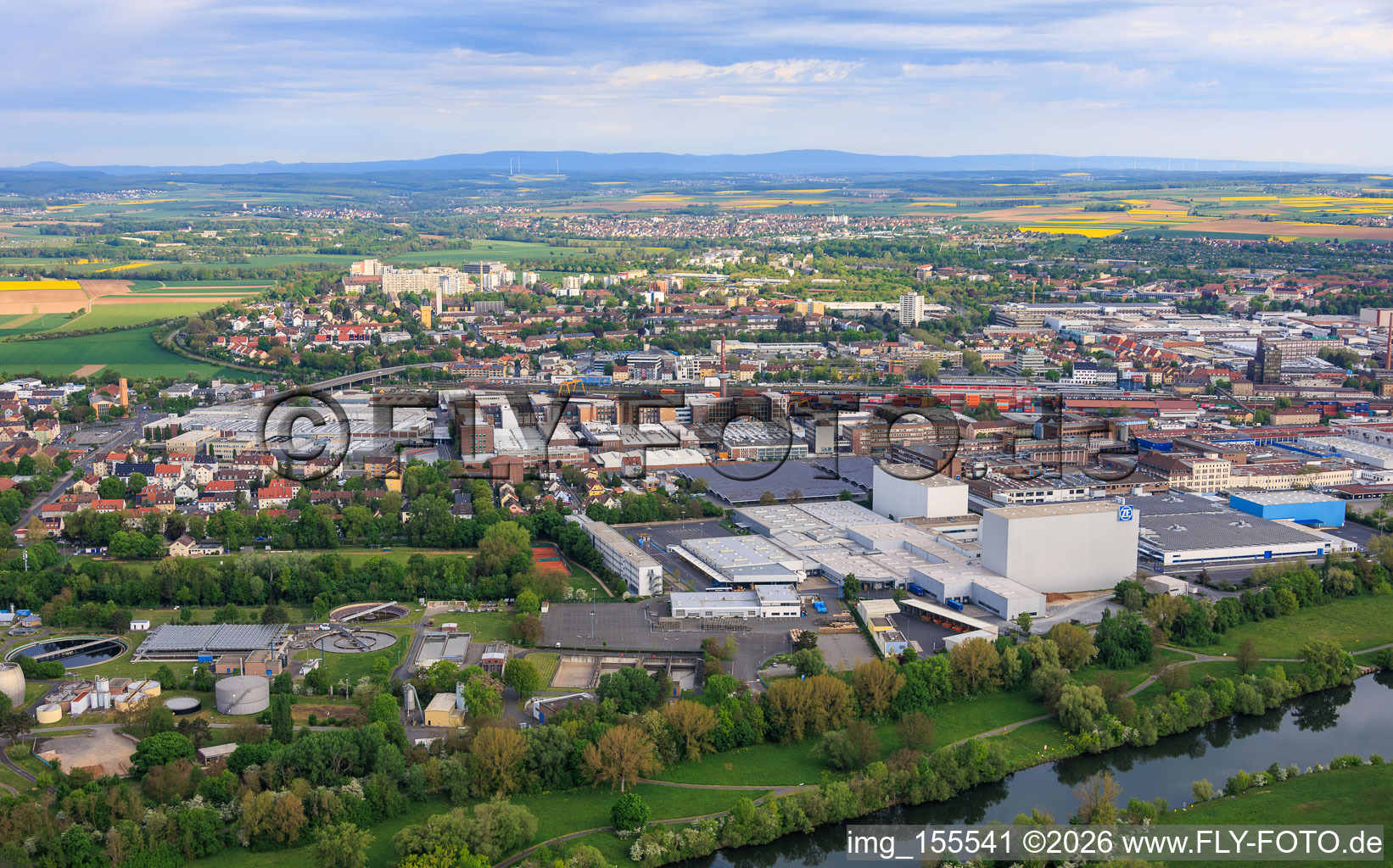 Stadtansicht jenseits des Main aus Südosten mit ZF Friedrichshafen AG - Werk Nord im Ortsteil Oberndorf in Schweinfurt im Bundesland Bayern, Deutschland