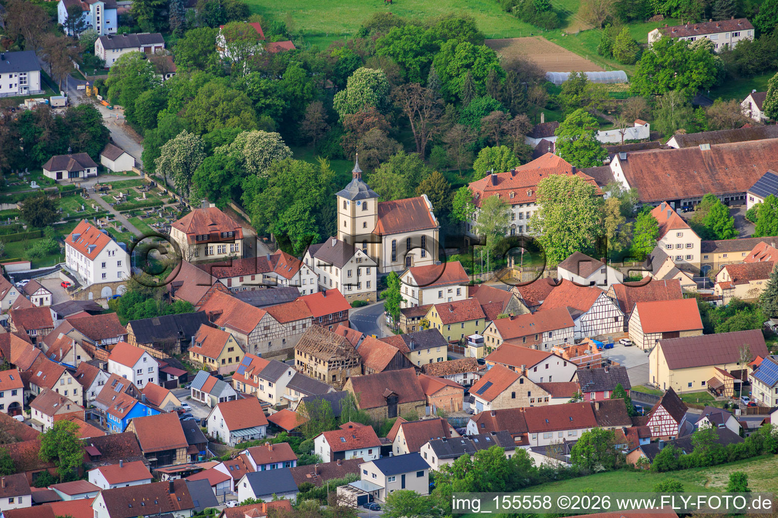 Schloss Gut Obbach und Kirche - Evangelisch-Lutherische in Euerbach im Bundesland Bayern, Deutschland