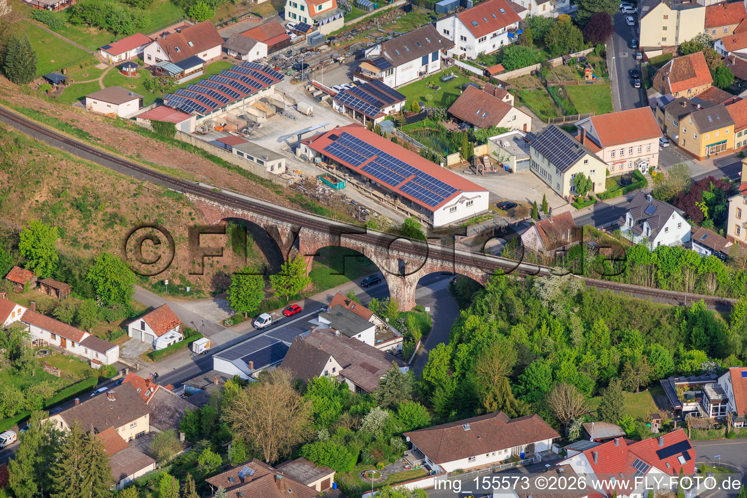 Historische Dreibogenbrücke für die Eisenbahn in Euerdorf im Bundesland Bayern, Deutschland