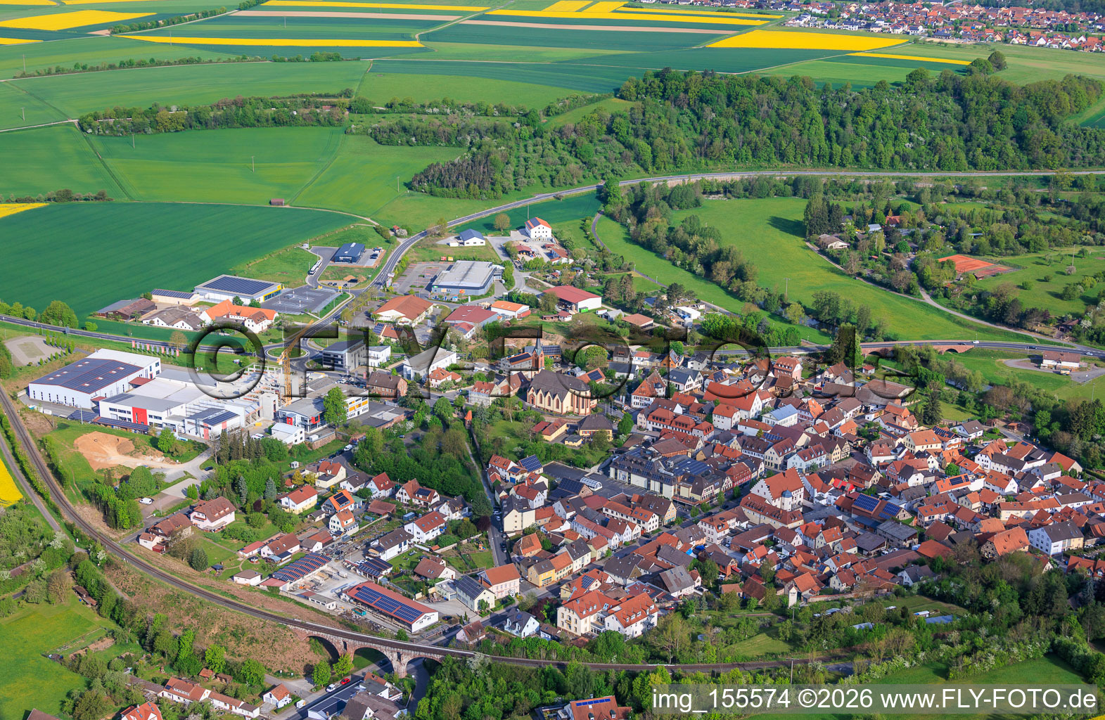 Dorfansicht im Saaletal von Südosten mit Kirche St. Johannes der Täufer in Euerdorf im Bundesland Bayern, Deutschland