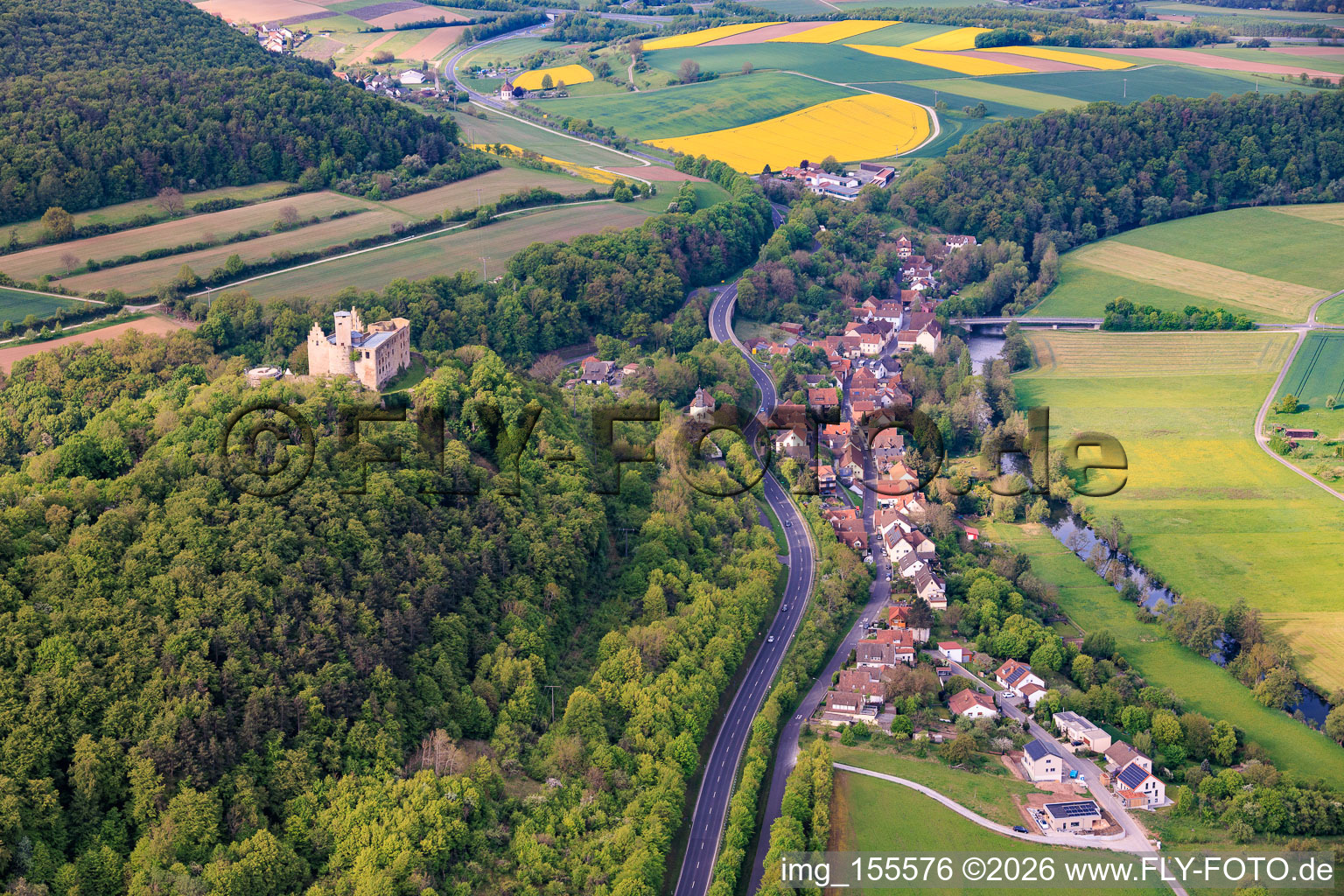 Dorfansicht im Tal der Fränkischen Saalet von Nordosten mit Trimburg im Ortsteil Trimberg in Elfershausen im Bundesland Bayern, Deutschland