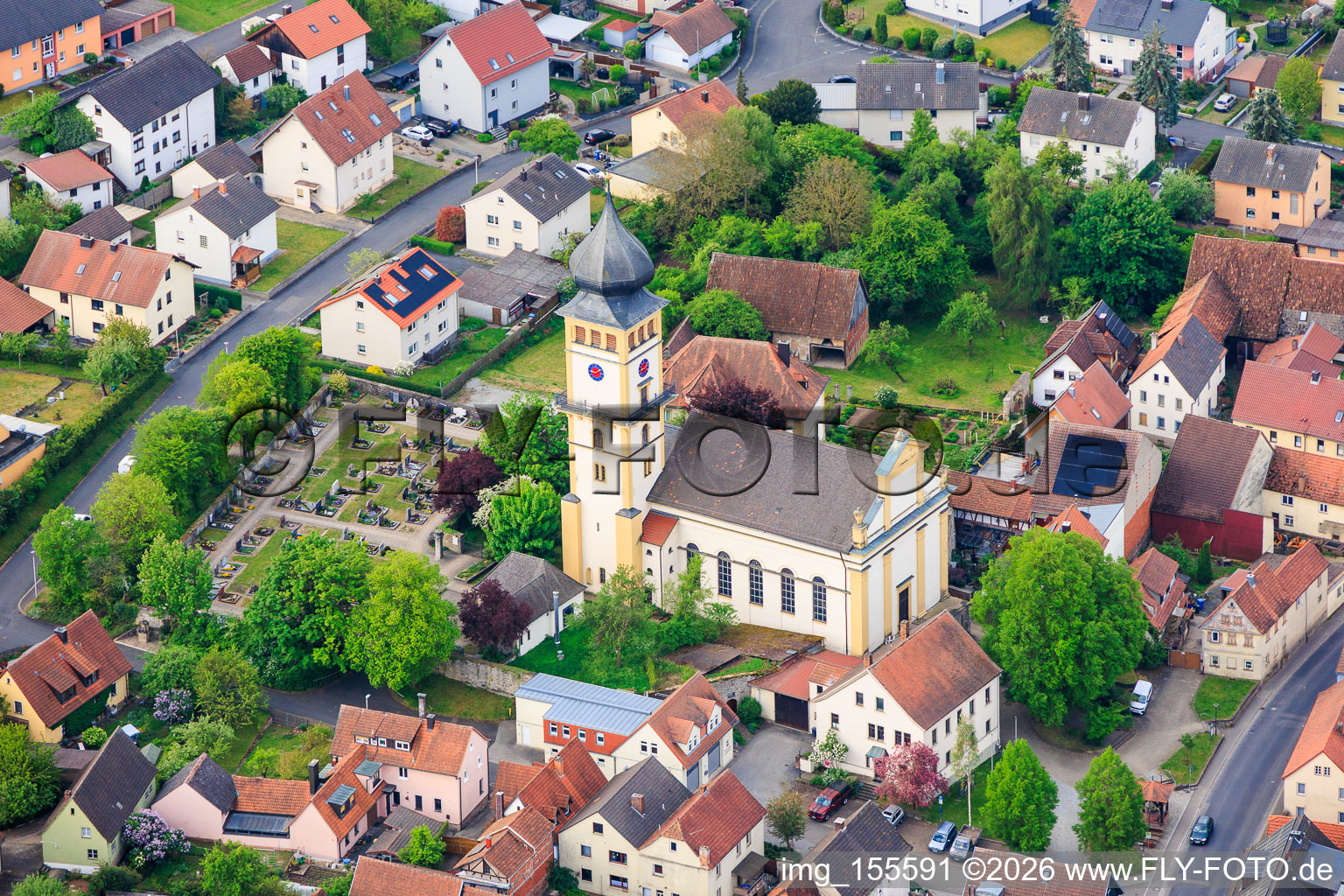 Friedhof und Kirchplatz mit St. Vitus im Ortsteil Langendorf in Elfershausen im Bundesland Bayern, Deutschland