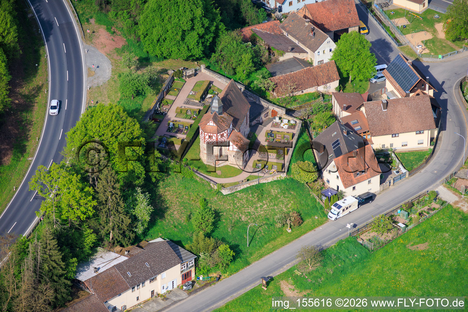 Schöne Fachwerkkapelle Mariä Geburt und Friedhof im Ortsteil Untereschenbach in Hammelburg im Bundesland Bayern, Deutschland