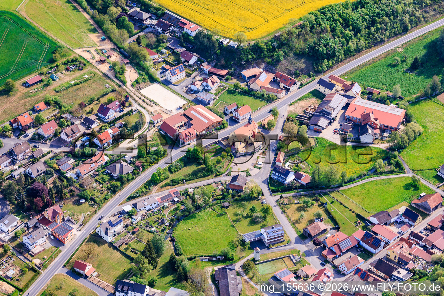 Dorfzentrum mit Kirche St. Martin im Ortsteil Münster in Eußenheim im Bundesland Bayern, Deutschland
