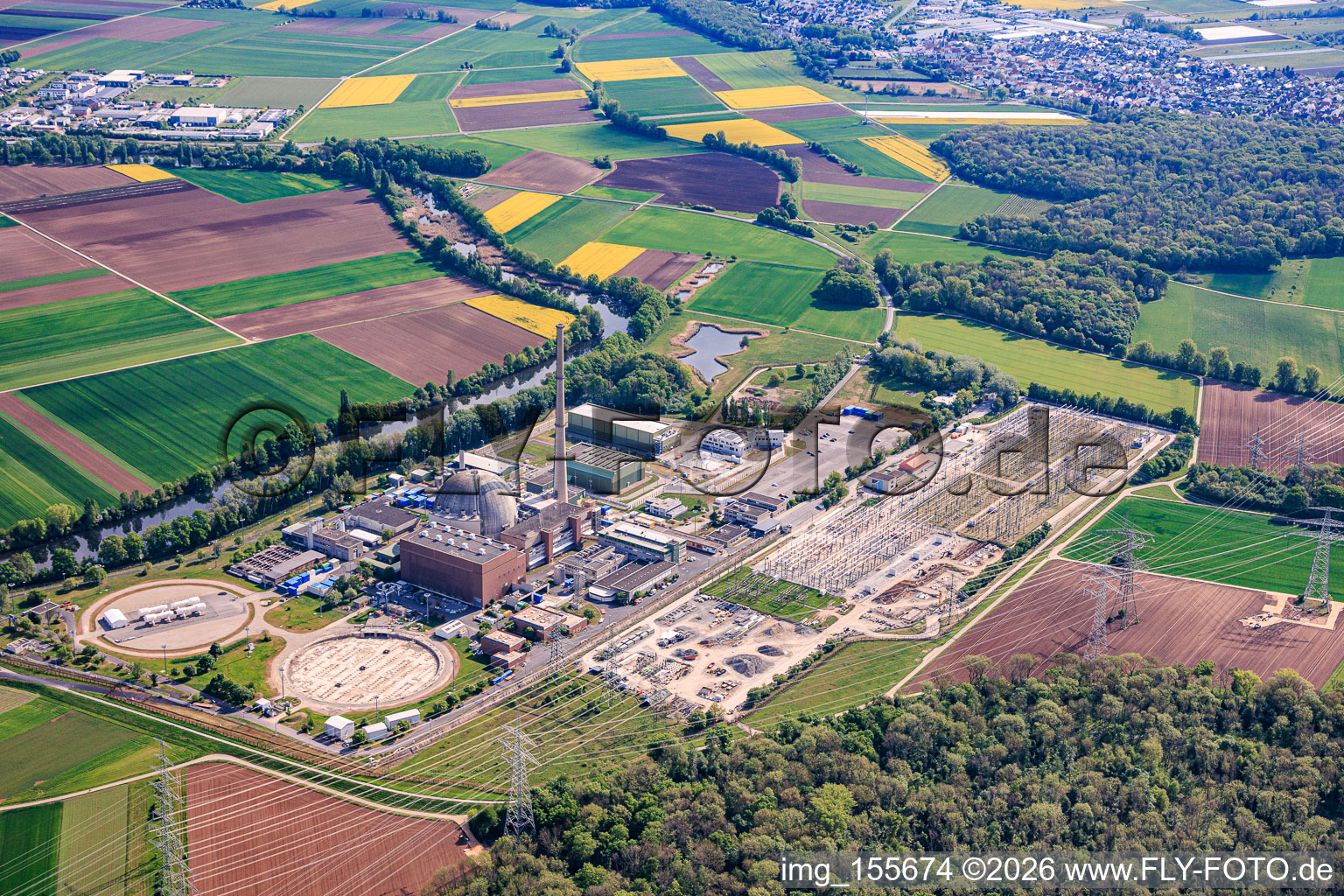 Stillgelegtes Kernkraftwerk Grafenrheinfeld der Preussenelektra GmbH am Mainufer mit Castorenlager in der "Turnhalle" und großem Umspannwerk im Bundesland Bayern, Deutschland