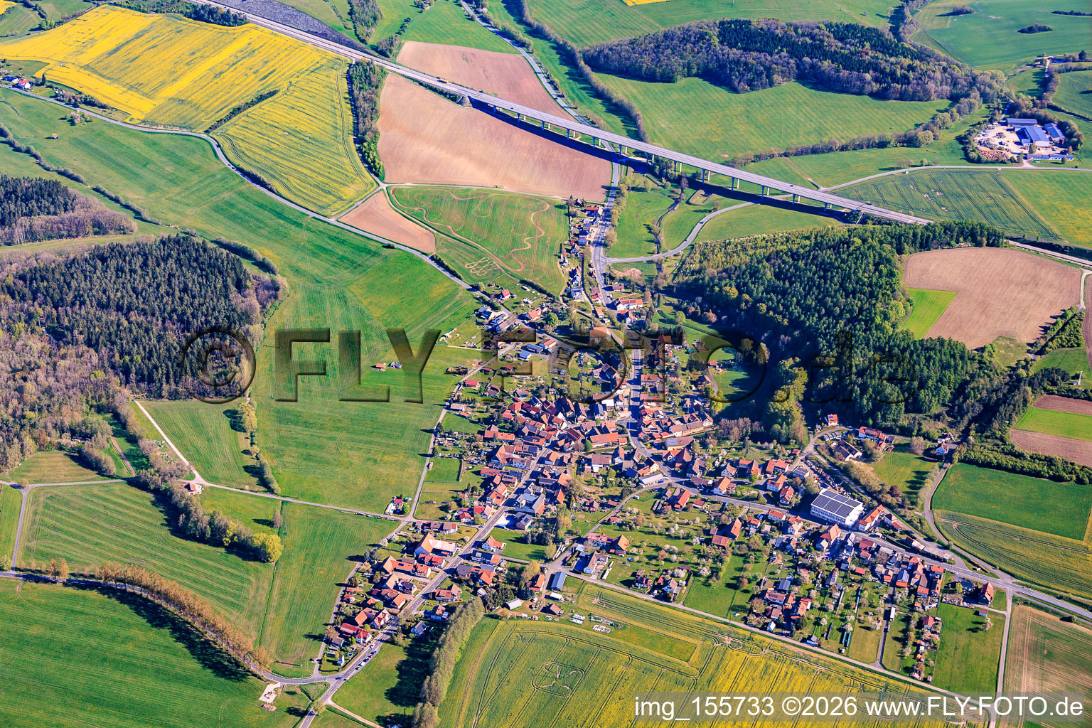 Ortsansicht von Südwesten dieseits der Talbrücke der A73 in Brünn im Bundesland Thüringen, Deutschland