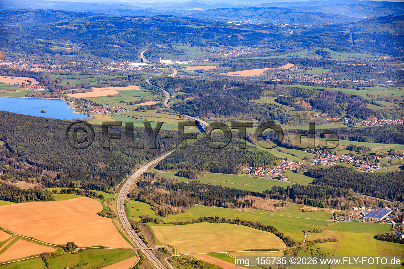 Verlauf der Autobahn A73 nach Nordosten und Talsperre Ratscher im Ortsteil Oberrod in Schleusingen im Bundesland Thüringen, Deutschland