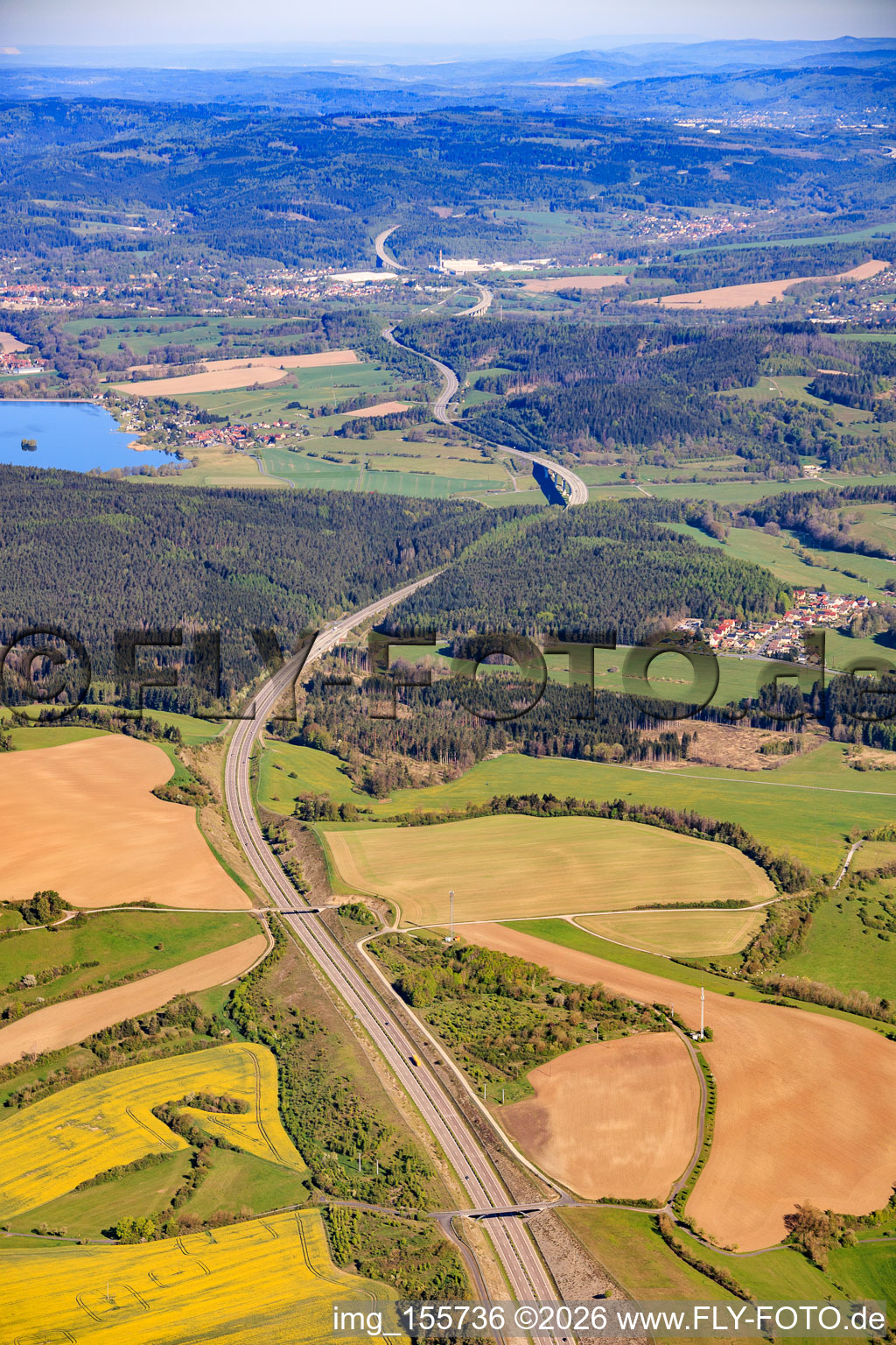 Verlauf der Autobahn A73 nach Nordosten und Talsperre Ratscher im Ortsteil Wiedersbach in Auengrund im Bundesland Thüringen, Deutschland