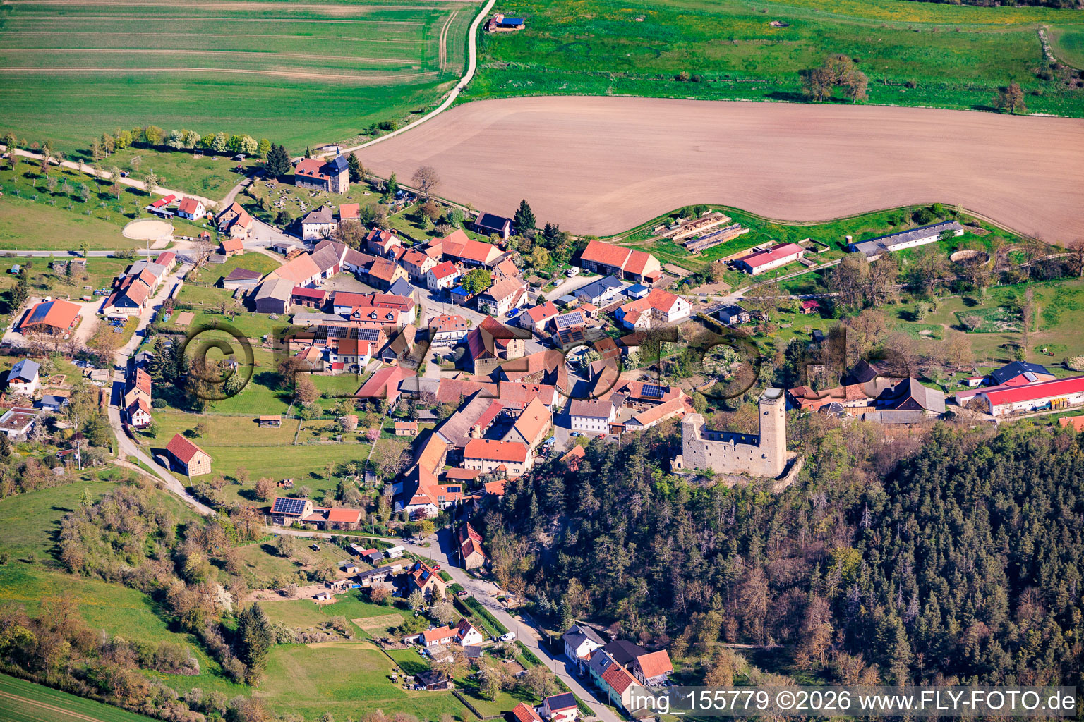 Dorfansicht aus Süden mit Burgruine Ehrenstein in Stadtilm im Bundesland Thüringen, Deutschland